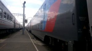 Отправление электровоза ЭП20-042 с фирменным двухэтажным пассажирским поездом