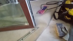 Створки - песочные часы. Шлегель на раме заледенел. И ещё куча косяков в новых окнах в коттедже...