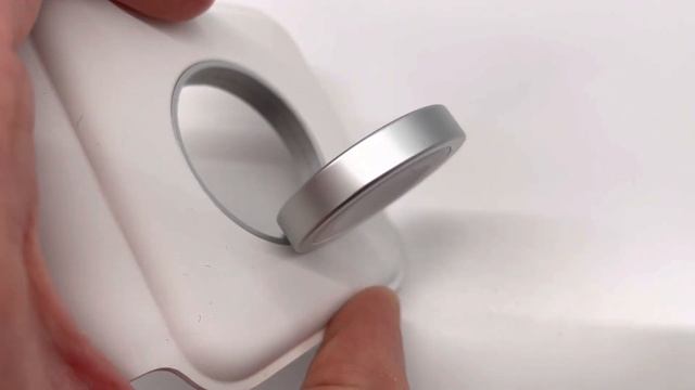 Apple MagSafe Duo смотреть онлайн