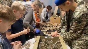 Общесвенники, волонтеры и полицейские сплели 400-ю маскировочную сеть для отправки на СВО