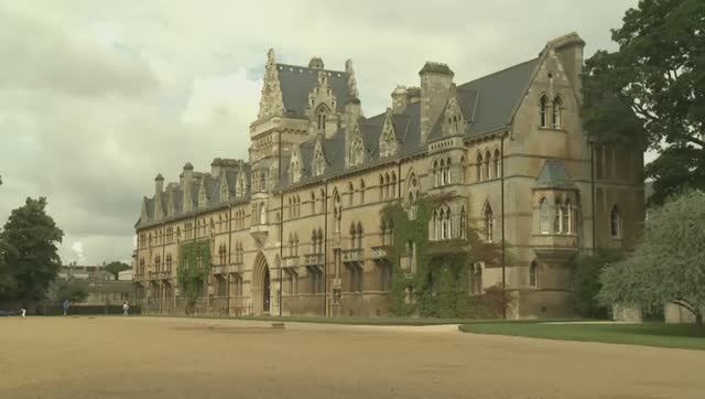 An unusual hotel in Oxford. Short video film beginners in English.