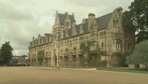 An unusual hotel in Oxford. Short video film beginners in English.