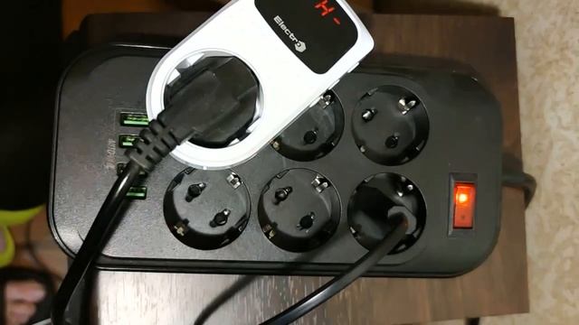 Розпакування та короткий огляд реле контролю напруги ElectrO РП смотреть онлайн