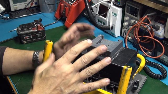 M18 Milwaukee battery on a 12V LED projector смотреть онлайн