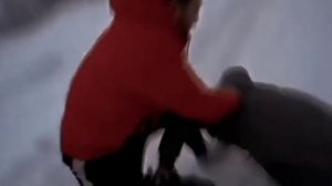 Маньяк напал на Макса потому что Макс хотел отобрать пакет и посмотреть что он несёт!