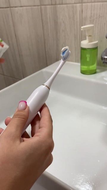 Электрическая ультразвуковая зубная щетка Evo Beauty средней жесткости с 2 сменными насадками смотреть онлайн