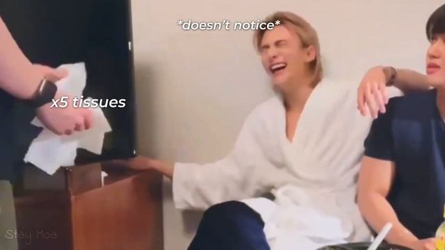 we finally got to see Minho stuffing Hyunjin’s mouth with tissues смотреть онлайн