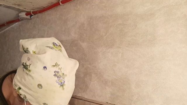 Как подклеить стыки обоев