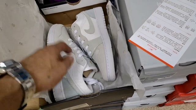 КРОССОВКИ ОПТОМ И КРОССОВКИ МЕЛКИМ ОПТОМ. Как начать продавать кроссовки с нуля. БИЗНЕС В 16 ЛЕТ! смотреть онлайн