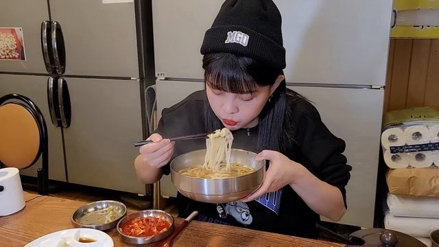 12년동안 1500원?!😲엄청 먹었는데도 2만원..? 가성비 잔치국수+칼국수+수제비+만두먹방