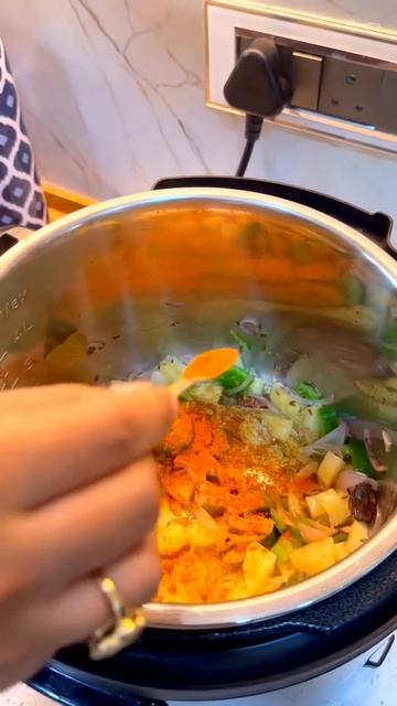 Vegetable Pulao in Electric Pressure Cooker | My Comfort Food 🥘 | #shorts #simplifyyourspace смотреть онлайн