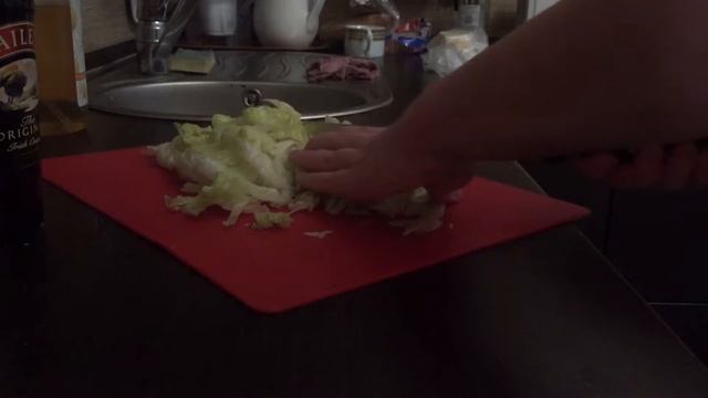 Салат Цезарь с креветками смотреть онлайн