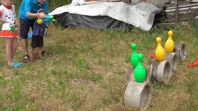Челлендж Сбей Кегли ВОДНЫМ Пистолетом/ Поливаемся из шланга/Игры с водой Water games смотреть онлайн