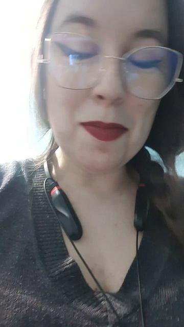 Кошка Запятая и наушники. смотреть онлайн