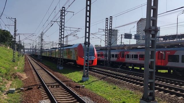 ЭС2Г-039 "Ласточка" Проезжает станцию Ховрино смотреть онлайн