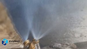 Работа форсунок для пылеподавления на дробильной установке.