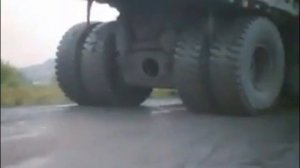 БелАЗ зацепил контактную сеть - взорвалось колесо