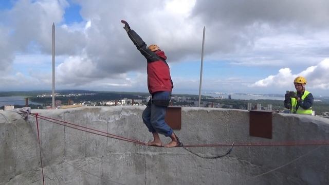 Канатоходец на высоте 120 м смотреть онлайн