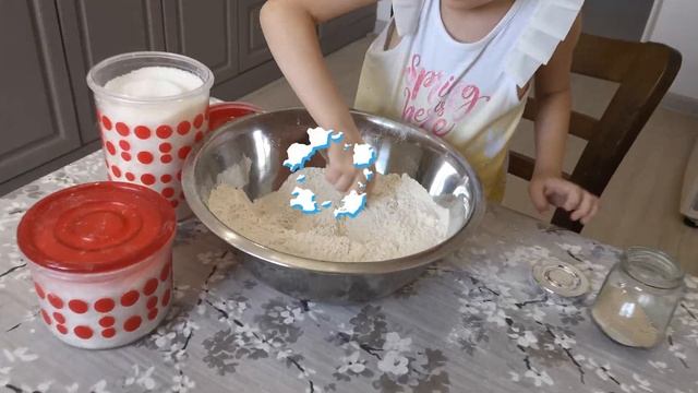 Дария играет в кулинара Дария готовит баурсаки смотреть онлайн