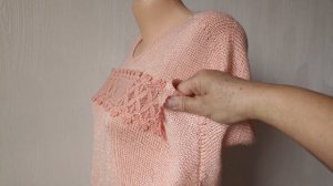 Летний джемпер спицами со спущенным плечом и кружевной вставкой