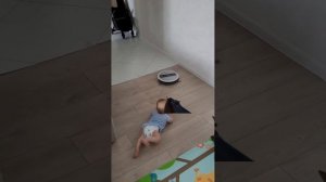 Ребенок vs Робот пылесос