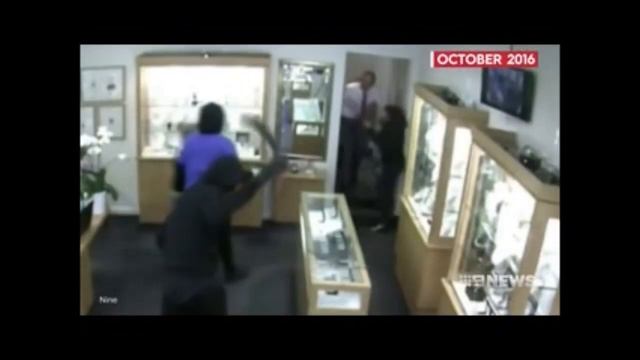 African Gang Hits Melbourne Jewellery Store a Second TIme смотреть онлайн
