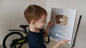 РАСПАКОВКА СЕРЕБРЯНЫХ КНОПОК YouTube. Как привезти кнопки ютуб в Россию.