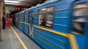 Люди заходят вагон на станции Берестейская