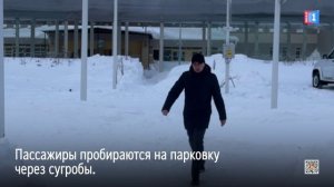 Ноябрьский аэропорт продолжает утопать в снегу