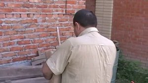 2011 год июнь перетаскиваю мешки с цементом
