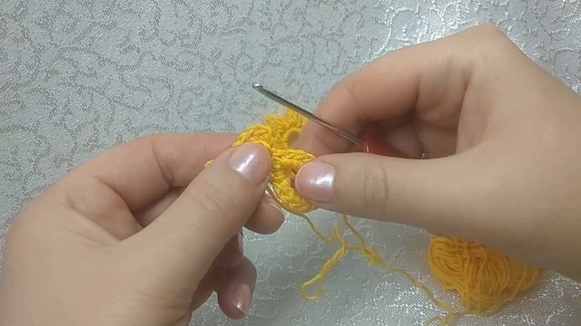 Салфетка - дорожка крючком с фиолетовыми цветами, 4 часть. Вяжем жёлтую серединку. смотреть онлайн