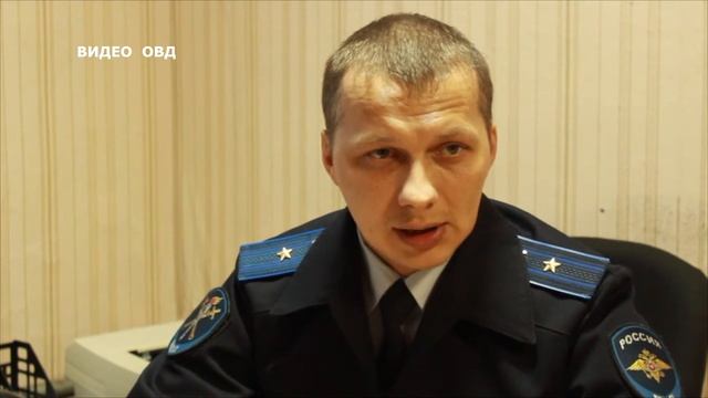 Рвет волосы на голове. Ребенок на руках. Мужчина вырвал из рук младенца. Маленькие ручки. Новорожденный малыш на руках.