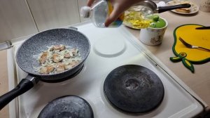 Что может быть вкусней? Яичница с салом, луком и помидорами!