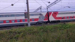 ЭП20-057 и 2ЭС5К-326,с составами , одновременно прибывают на станцию Апатиты,21.09.2022г.!!!