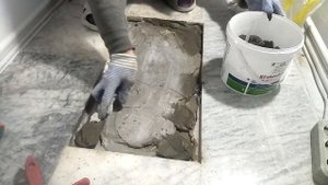 Укладываем мрамор на раствор