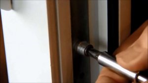 Установка защелки балконной двери с роликом