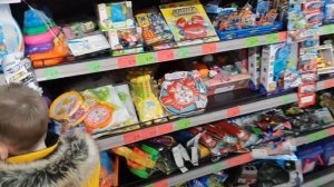 ХотВилс машинки. Ребенок сам покупает hot wheels в магазине себе и на подарок брату.