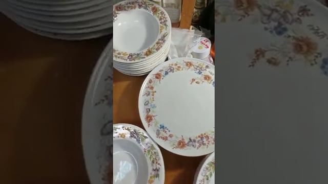 попросила подругу художницу показать сложную роспись столового сервиза на заказ. ручная работа смотреть онлайн