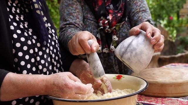 Grandmothers makes cookies for whole family. Easy Recipe. смотреть онлайн