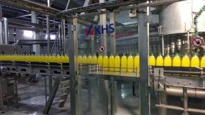 Как наливают в бутылку газировку.