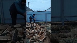 Как быстро рубить дрова дравокол одыхает #рубимдрова