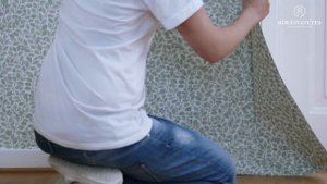 Как оклеивать стены обоями Borastapeter вокруг дверей, электрических розеток и выключателей.