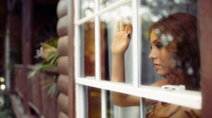 Наташку держат взаперти.