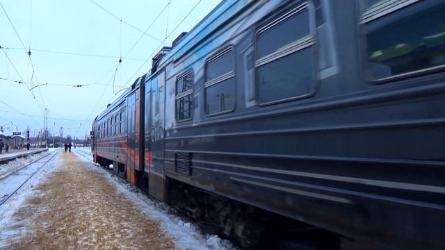 Тематический электропоезд ЭД4М-0439 "ПОБЕДА" на станции Александров 1 смотреть онлайн
