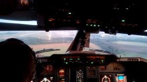 Посадка ТУ-204 где-то в России. Вид из кабины пилотов.