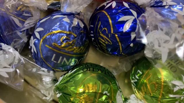 LINDT LINDOR | LIMITED EDITION | MY FAVOURITE CHOCOLATE BRAND смотреть онлайн