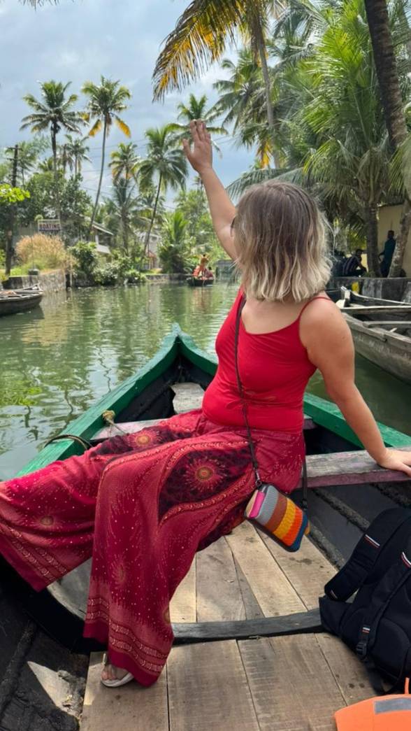 Случайная встреча на водном канале в Керале, Индия смотреть онлайн