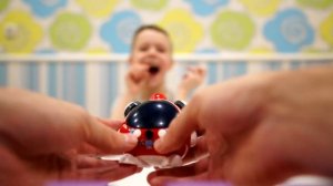 Роботы Квизи обрызгали Папу и Макса водой! веселое видео про Макса и игрушки для детей