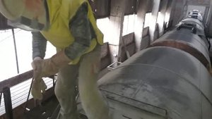 Очистка пескоструйкокой вагона цистерны