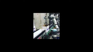 Коллаборативный робот (кобот) ставит упаковку на конвейер и укладывает продукцию